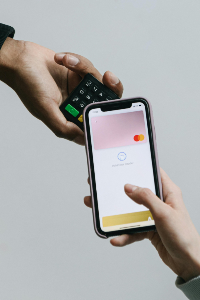 pessoa fazendo pagamento via cartão